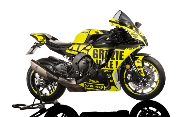 Yamaha YZF-R1 Grazie Vale Limited Edition in schwarzer und gelber Sonderlackierung im Fotostudio.
