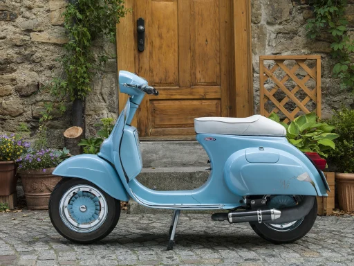 Hellblaue Vespa ET3 Baujahr 1976 vor einer historischen Holztür.