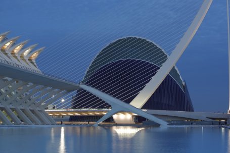 Palau de les Arts Reina Sofía in Valencia bei Nacht, farbig beleuchtet.