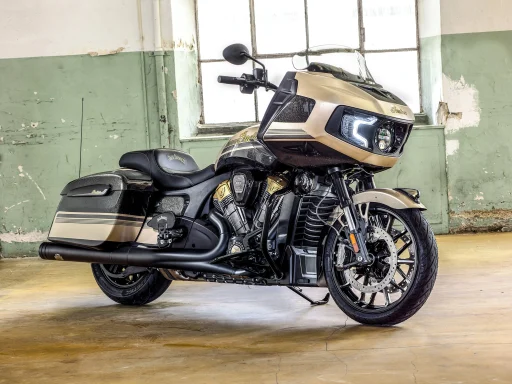 Indian Challenger Dark Horse Jack Daniel's Special 2022 in exklusiver Gold-Schwarz-Lackierung vor Industriekulisse.