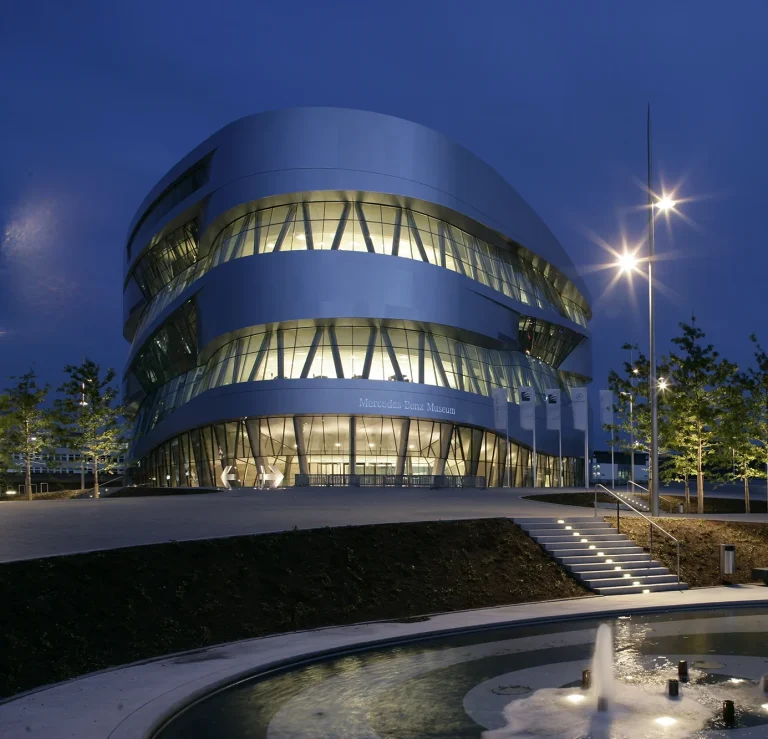 Mercedes-Benz Museum zur blauen Stunde