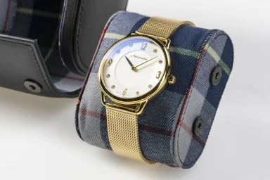 Elegante goldfarbene Armbanduhr als professionelle Produktfotografie für Werbung, Kataloge und Online-Shops.