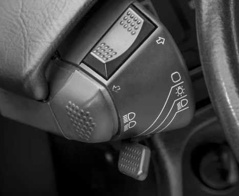 Detail des Lichtschalters im Citroën CX 25 GTI Turbo in Schwarzweiß.