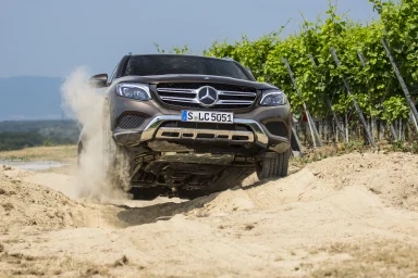 Mercedes-Benz GLC bei einer dynamischen Fahrt auf sandigem Untergrund inmitten eines Weinbergs.