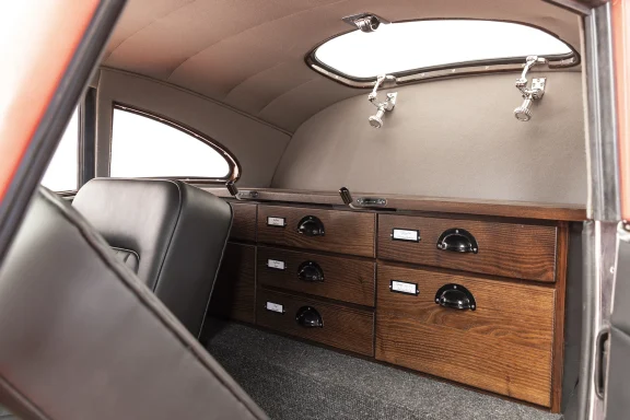 Innenraum des Mercedes-Benz 540 K Stromlinien-Coupés mit maßgefertigten Holzschubladen und exklusiver Ausstattung im Heckbereich.