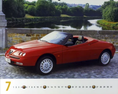 Alfa Romeo Spider (916) an einer Flusspromenade – Juli-Motiv aus dem Kalender „Best of Alfa Romeo 1998“.