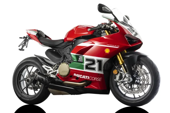 Ducati Panigale V2 Bayliss von 2021 als exklusives Sondermodell in professioneller Studiofotografie.
