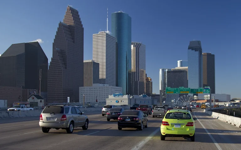 Mercedes-Benz F-Cell auf Interstate 45 vor der Skyline von Houston