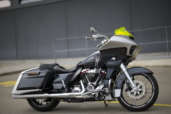 Harley-Davidson Road Glide CVO FLTRXSE  2019 in Lightning Silver und Charred Steel, professionell fotografiert vor moderner Architektur.