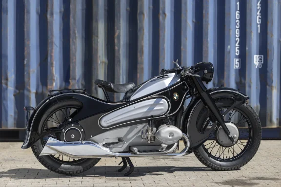 BMW R 17 von 1936 im R 7 Style vor blauem Industriecontainer.