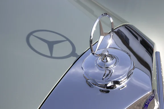 Mercedes-Benz Stern auf der Motorhaube mit Schattenwurf auf den Lack.