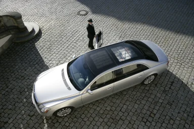 Maybach 62 S auf gepflastertem Boden, Chauffeur öffnet die Tür.
