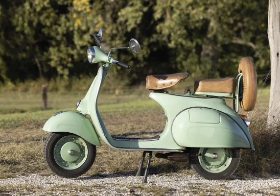 Hellgrüne Bajaj Priya 125 Baujahr 1970 mit Einzelsätteln in ländlicher 