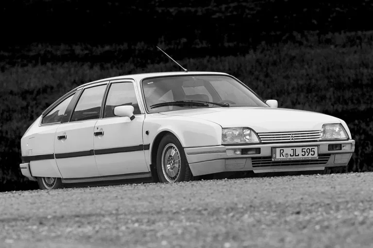 Citroën CX 25 GTI Turbo in den Alpen Citroën CX 25 GTI Turbo in Schwarzweiß als Totalansicht vor einer alpinen Berglandschaft.
