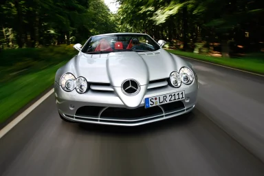 Mercedes-Benz SLR McLaren Roadster in dynamischer Car-to-Car-Aufnahme auf einer Waldstraße – Automobilfotografie von Dieter Rebmann.