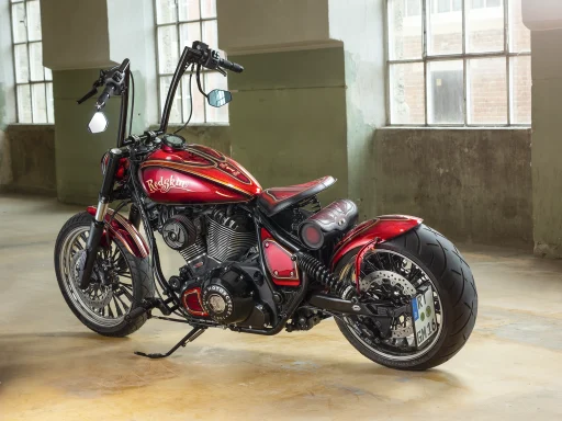 Indian Chief Dark Horse Redskin Custom 2022 mit roter Airbrush-Lackierung und Apehanger-Lenker.