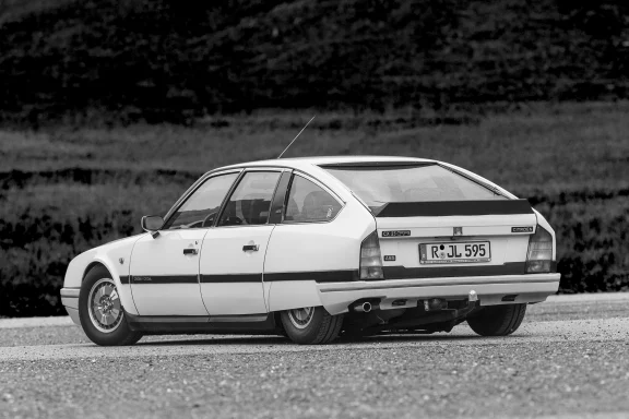 Citroën CX 25 GTI Turbo in Schwarzweiß, schräg von hinten fotografiert, mit markanter Karosserieform.