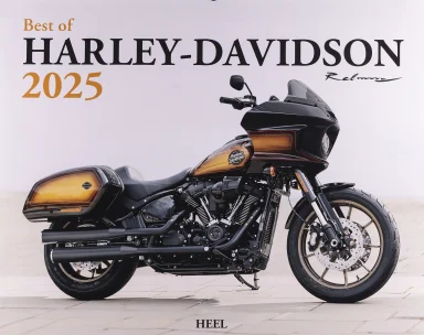 Titelblatt des Harley-Davidson Kalenders 2025 mit einer Harley-Davidson Low Rider ST in der Sonderlackierung „Tobacco Fade“.
