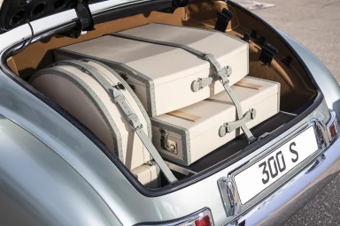 Exklusives Kofferset im Kofferraum eines Mercedes-Benz 300 S.