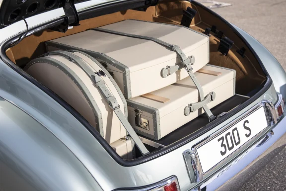 Exklusives Kofferset im Kofferraum eines Mercedes-Benz 300 S.