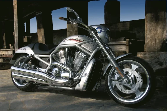 Harley-Davidson V-Rod Air Force Custom mit Sharkmouth-Lackierung, fotografiert in industrieller Kulisse.
