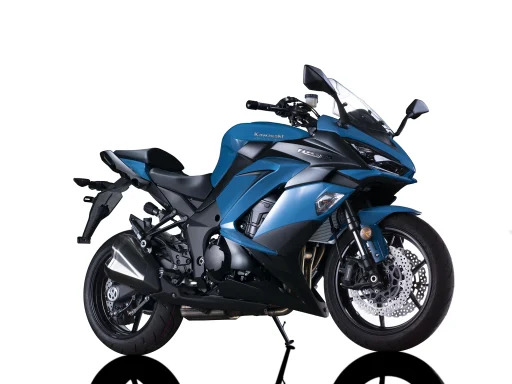 Kawasaki Z1000SX Baujahr 2019 in Metallic-Blau auf weißem Studiohintergrund.
