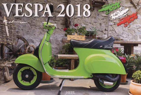 Vespa V50 Special vor einer historischen Natursteinwand auf dem Titel des Vespa Kalenders 2018.
