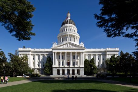 California State Capitol in Sacramento mit weißer Kuppel und Säulenfassade.