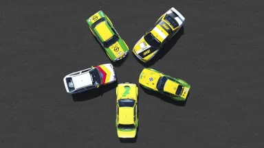 Draufsicht auf fünf Opel-Fahrzeuge mit Irmscher-Veredelung, die sternförmig auf einer dunklen Asphaltfläche angeordnet sind. Die symmetrisch