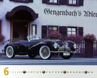 Alfa Romeo 6C 2500 SS Spider vor historischem Gebäude – Juni-Motiv aus dem Kalender „Best of Alfa Romeo 1998“.
