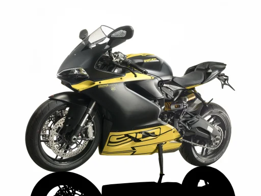 Ducati 959 Panigale Baujahr 2016 in Schwarz-Gelb auf weißem Studiohintergrund.
