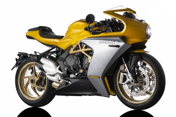 MV Agusta Superveloce 2022 in Gelb und Silber auf weißem Studiohintergrund.

