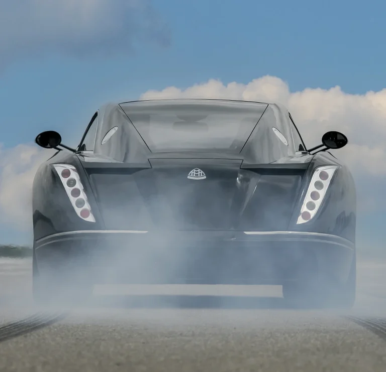 Maybach Exelero – Rennhelm Roter Rennhelm im Innenraum des schwarzen Maybach Exelero.