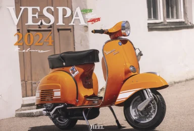 Vespa 180 Rally vor historischer Architektur auf dem Titel des Vespa Kalenders 2024.