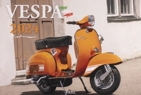 Vespa 180 Rally vor historischer Architektur auf dem Titel des Vespa Kalenders 2024.
