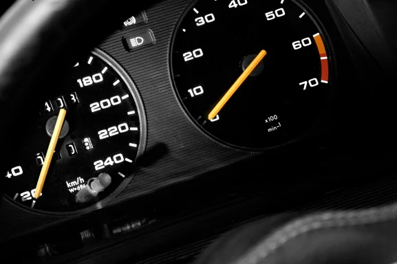 Nahaufnahme von Tachometer und Drehzahlmesser im Cockpit eines Irmscher Manta i300.
