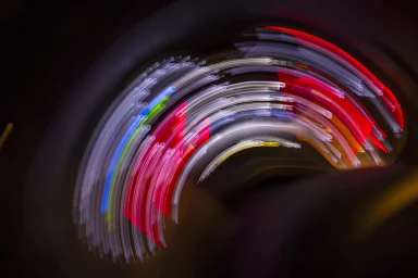 Abstrakte Langzeitbelichtung eines Mercedes-AMG Kombiinstruments mit farbigen Lichtspuren und dynamischen Anzeigen.