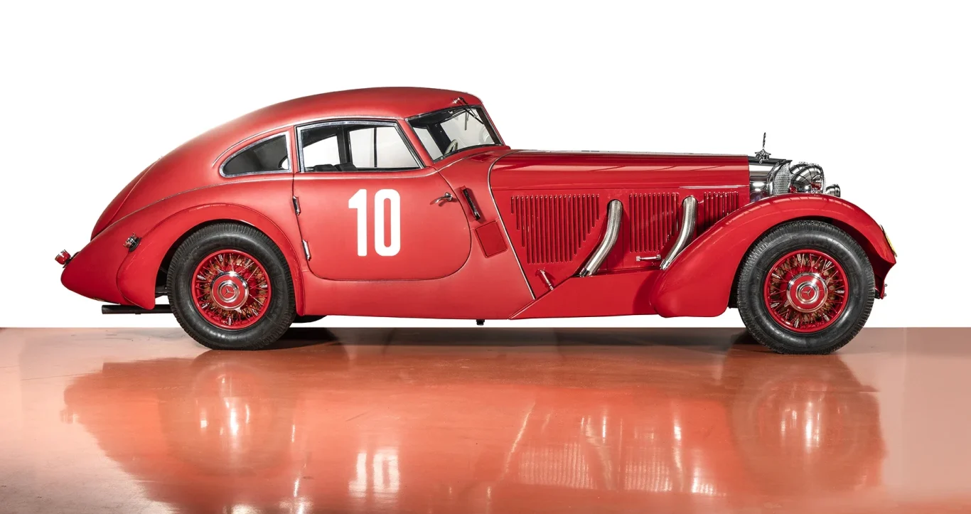 Benz 540 K Stromlinien-Coupé Komplette Seitenansicht eines roten Mercedes-Benz 540 K Stromlinien-Coupés vor neutralem Hintergrund.