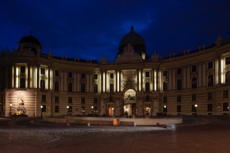 Wiener Hofburg mit Michaelerkuppel bei Nacht in Wien.