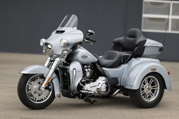 Harley-Davidson Tri Glide Ultra FLHTCUTG Baujahr 2023 in Atlas Silver Metallic, dreirädriges Touring-Motorrad mit Topcase und Verkleidung.