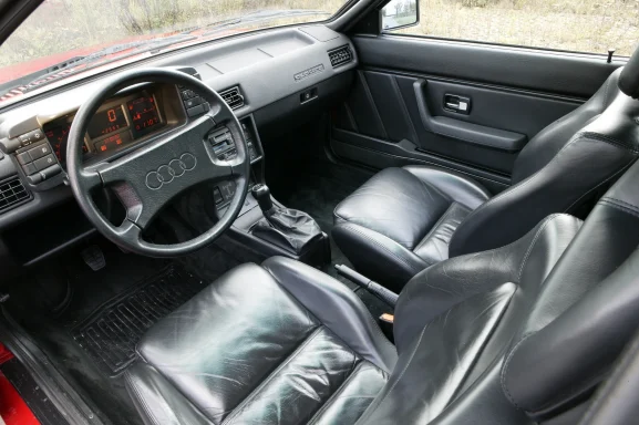 Cockpit und Innenraum des Audi Urquattro mit Ledersitzen.