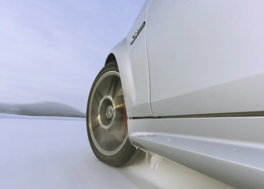 AMG Fahrzeug fährt auf einer vereisten Strecke der Driving Academy in Arjeplog.
