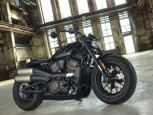 Schwarze Harley-Davidson Sportster S (2022) mit Revolution Max Motor in einer historischen Industriehalle.