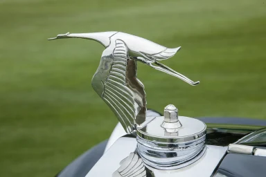 Kühlerfigur eines fliegenden Storchs auf einem Hispano-Suiza Oldtimer.