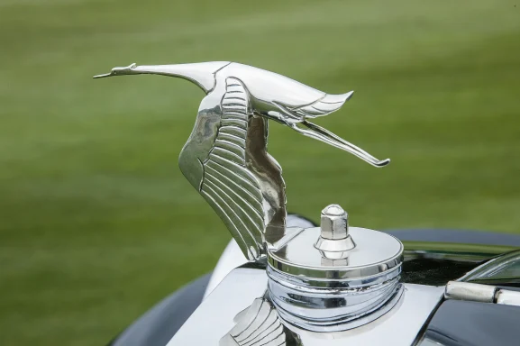 Kühlerfigur eines fliegenden Storchs auf einem Hispano-Suiza Oldtimer.