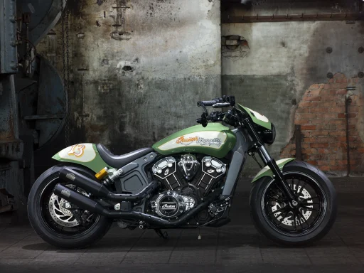 Indian Scout 1200 Mosquito mit Rennsport-Design und individueller Lackierung in einer Industriehalle.