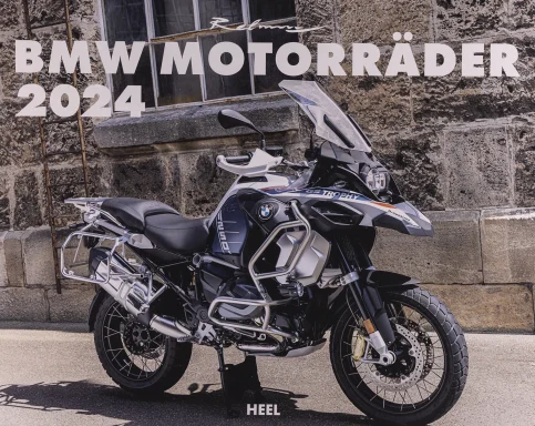 Titelblatt des Kalenders „BMW Motorräder 2024“ mit BMW R 1250 GS Trophy vor historischer Industriekulisse.