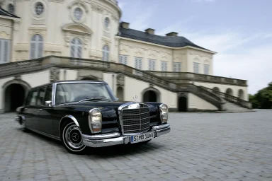 Mercedes-Benz 600 Pullman (W100) vor barocker Schlosskulisse – klassische Automobilfotografie von Dieter Rebmann.
