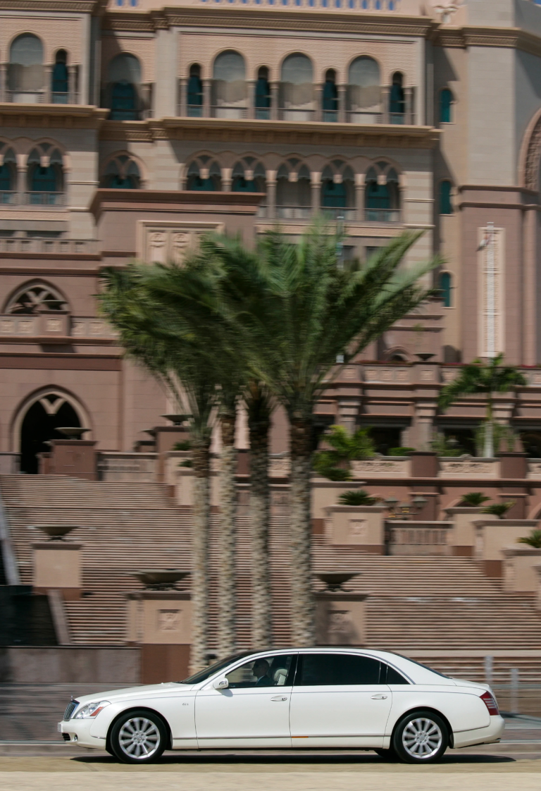 Maybach 62 vor dem Emirates Palace in Dubai Maybach 62 bei einer Fahraufnahme vor dem Emirates Palace in Abu Dhabi
