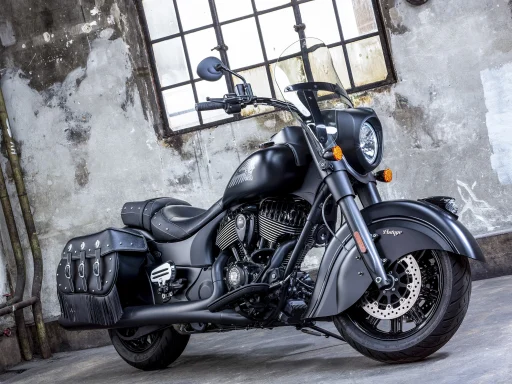 Indian Vintage Dark Horse 2021 in mattschwarzer Lackierung vor einer historischen Industriehalle.